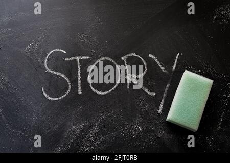 cancellazione della storia, parola scritta a mano sulla lavagna cancellando il concetto Foto Stock