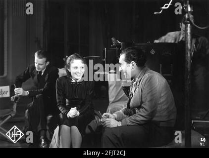 LIDA BAROVA e il cinematografo GUNTHER ANDERS su set candid durante Film di PATRIOTEN aka PATRIOTS 1937 regista KARL RITTER Universum Pellicola (UFA) Foto Stock