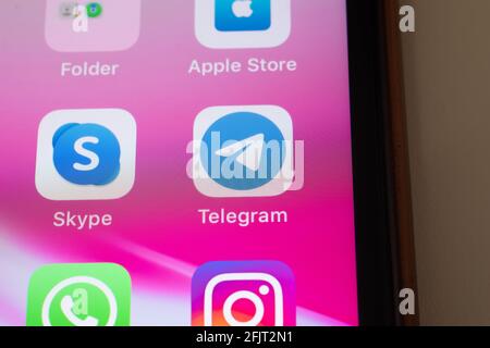 New York, USA - 26 aprile 2021: Skype e il logo dell'app telegram sullo schermo del telefono in primo piano, editoriale illustrativo Foto Stock