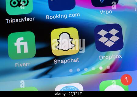 New York, USA - 26 Aprile 2021: Logo dell'app Snapchat sullo schermo del telefono primo piano, editoriale illustrativo Foto Stock