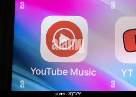 New York, USA - 26 aprile 2021: Logo dell'app YouTube Music sullo schermo del telefono primo piano, editoriale illustrativo Foto Stock