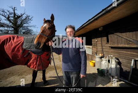 IL FORMATORE PAT RODFORD & SPARKEY PUÒ CHI CORRERÀ A CHELTENHAM NELLE SUE SCUDERIE IN ASH SOMERSET.7/3/2011. IMMAGINE DAVID ASHDOWN Foto Stock