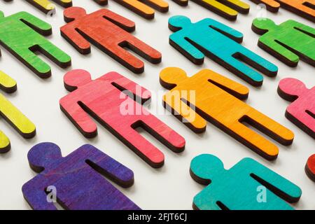 Concetto di diversità. Personaggi colorati di persone in superficie. Foto Stock