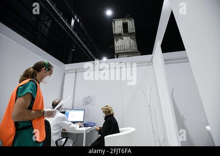 Milano, Italia. 26 aprile 2021. Una donna durante la sua intervista di anamnesi al mass covid-19 vaccination hub coordinato da ASST Nord Milano apre oggi a "Pirelli HangarBicocca" dove è in mostra la monumentale installazione artistica sito-specifica ‘i sette palazzi Celeste 2004-2015' dell'artista Anselm Kiefer. Credit: Piero Cruciatti/Alamy Live News Foto Stock