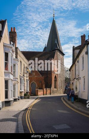 Silver Street, vista in Spring of Silver Street nella città mercato Essex di Maldon, che mostra la torre e la parete ovest della Chiesa di tutti i Santi, Inghilterra Foto Stock