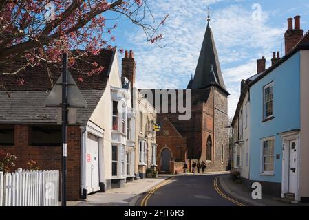 Silver Street, vista in Spring of Silver Street nella città mercato Essex di Maldon, che mostra la torre e la parete ovest della Chiesa di tutti i Santi, Inghilterra Foto Stock