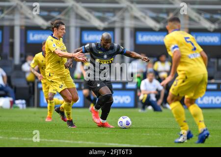 Milano, Italia. 25 aprile 2021. Romelu Lukaku (9) di Inter Milan e Giangiacomo Magnani (23) di Hellas Verona visto nella serie UNA partita tra Inter Milan e Hellas Verona a Giuseppe Meazza a Milano. (Foto: Gonzales Photo - Tommaso Fimiano). Foto Stock