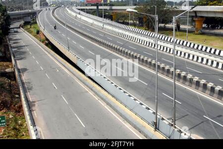 (210426) -- NUOVA DELHI, 26 aprile 2021 (Xinhua) -- UNA strada parzialmente deserta è vista durante un blocco di fine settimana imposto come misura preventiva contro COVID-19 a Bangalore, India, 25 aprile 2021. PER ANDARE CON XINHUA TITOLI DEL 26 APRILE 2021 (STR/XINHUA) Foto Stock