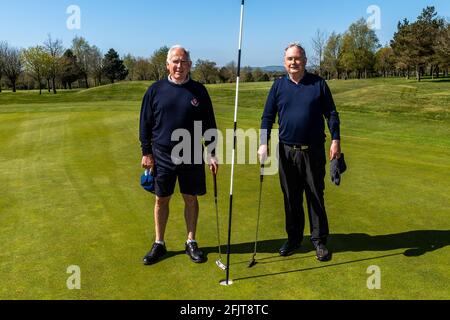 Kinsale, West Cork, Irlanda. 26 Apr 2021. Kinsale Golf Club è stato uno dei molti club in tutto il paese che ha riaperto ai soci oggi. Il club è chiuso dal 30 dicembre e tutti i soci sembravano felici di poter tornare a giocare a golf. Il primo giorno fa si è fatto una partita a golf con John Murray, Bishopstown e John A Ward di Carrigaline. Credit: AG News/Alamy Live News Foto Stock