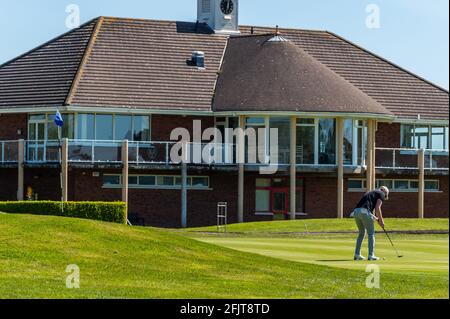 Kinsale, West Cork, Irlanda. 26 Apr 2021. Kinsale Golf Club è stato uno dei molti club in tutto il paese che ha riaperto ai soci oggi. Il club è chiuso dal 30 dicembre e tutti i soci sembravano felici di poter tornare a giocare a golf. Credit: AG News/Alamy Live News Foto Stock