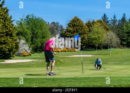 Kinsale, West Cork, Irlanda. 26 Apr 2021. Kinsale Golf Club è stato uno dei molti club in tutto il paese che ha riaperto ai soci oggi. Il club è chiuso dal 30 dicembre e tutti i soci sembravano felici di poter tornare a giocare a golf. Credit: AG News/Alamy Live News Foto Stock