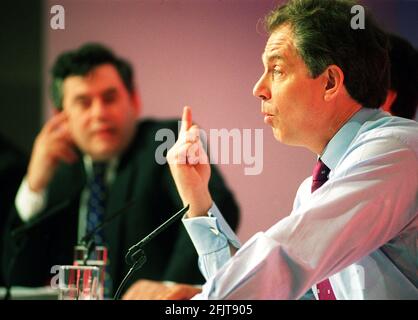 Tony Blair, primo Ministro del lavoro. Elezioni generali 2001 maggio 01Talking in occasione di una conferenza stampa di partito con Gordon Brown MP sullo sfondo Foto Stock