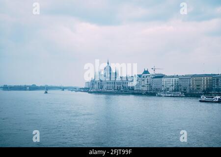 Ottima vista dell'edificio del parlamento, avvolto in foschia, al tramonto di Budapest Foto Stock