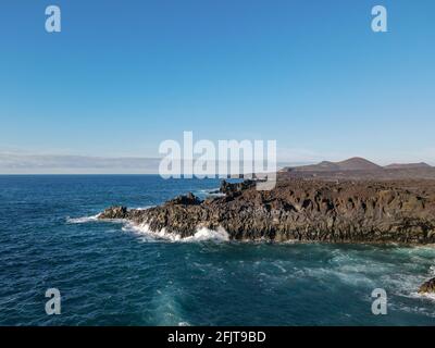 Vista aerea sulla costa di Los Hervideros a Lanzarote isola in Spagna Foto Stock