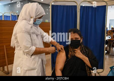 Dhaka, Bangladesh. 26 Apr 2021. Una donna riceve la 2a dose di vaccino Covisield Covid-19 durante la vaccinazione drive presso Bangabandhu Sheikh Mujib Medical University Hospital (BSMMU). La guida di inoculazione a livello nazionale contro il coronavirus ha iniziato con la speranza di stimolare un rapido recupero dalla pandemia COVID-19. Ben 1,015 ospedali e centri sanitari in tutto il Bangladesh somministreranno il vaccino. Credit: SOPA Images Limited/Alamy Live News Foto Stock