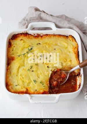 Tradizionale piatto britannico casseruola Pastore torta dall'alto Foto Stock