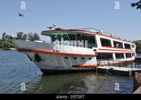 Barca turistica ormeggiata al molo per salire a bordo dei passeggeri per un tour panoramico sul fiume Tiete nella città turistica del Brasile, Sud America Foto Stock