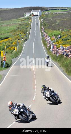 TT GARE ISOLA DI MAN. IL DAINESE SUPERBIKE TT A CREG-NY-BAA IL FONDO LA MONTAGNA SCETION CON KATE'S COTTAGE SULLO SFONDO. VINCITORE FINALE N. 6 CAMERON DONNOLD (AUS) SU UNA SUZUKI PORTA IL 2° POSTO MAN BURCE ANSTEY (NZ) SUZUKI AL 5° GIRO. 31/5/2008 FOTO DAVID ASHDOWN Foto Stock