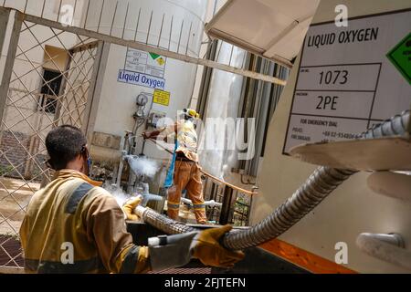 Dhaka, Bangladesh. 26 Apr 2021. Il personale ha visto la refilatura di ossigeno liquido in uno stabilimento di produzione del Mugda General Hospital da un camion di trasporto a Dhaka. Poiché la domanda di ossigeno aumenta durante la pandemia di covid-19 rispetto al passato, ora 3-5 mila litri di ossigeno liquido devono essere somministrati ogni giorno in ospedale. Credit: SOPA Images Limited/Alamy Live News Foto Stock