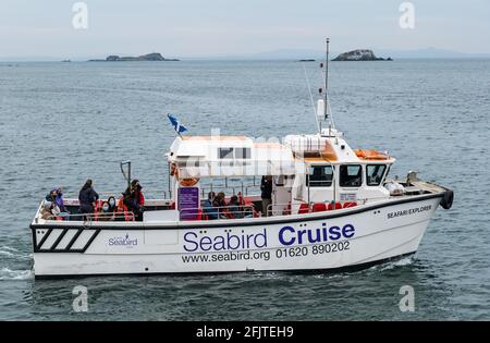 East Lothian, Scozia, Regno Unito, 26 aprile. Riaprire le aziende: Con le restrizioni di blocco attenuate oggi, lo Scottish Seabird Center prima gita turistica in barca da crociera si svolge dall'anno scorso. Il catamarano SEAFARI Explorer porta 13 passeggeri nel Firth of Forth per la prima volta quest'anno (su un massimo di 30 possibili con le attuali restrizioni) Foto Stock