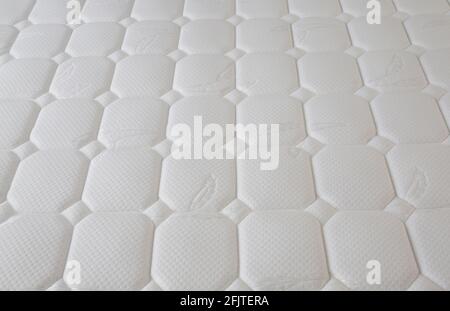 primo piano di nuovissimi materassi con superficie bianca e texture pulita, splendido sfondo Foto Stock