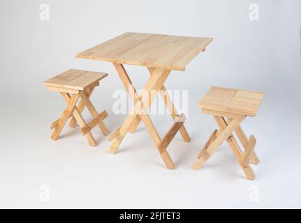 Set di tavoli e sedie in legno da esterno isolati su bianco sfondo Foto Stock