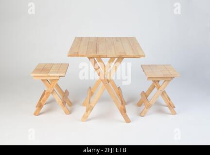 Set di tavoli e sedie in legno da esterno isolati su bianco sfondo Foto Stock