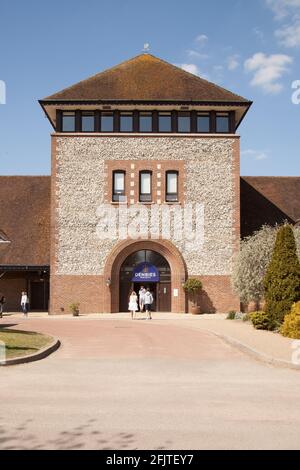 Persone che entrano all'ingresso della tenuta vinicola di Denbies durante la fine della chiusura, fuori e circa, primavera, 2021 aprile Foto Stock