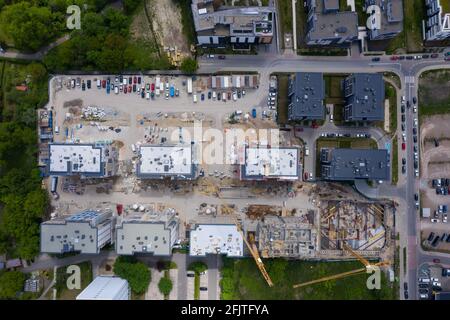 Vista aerea dall'alto del grande cantiere. Costruzione di nuovi blocchi di appartamenti in zona residenziale, drone aereo vista dall'alto in basso. Foto Stock