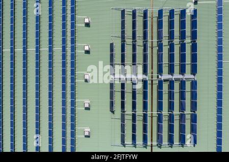 Pannelli solari e scaldacqua calda intalled sul tetto dell'edificio, drone aereo vista dall'alto verso il basso Foto Stock