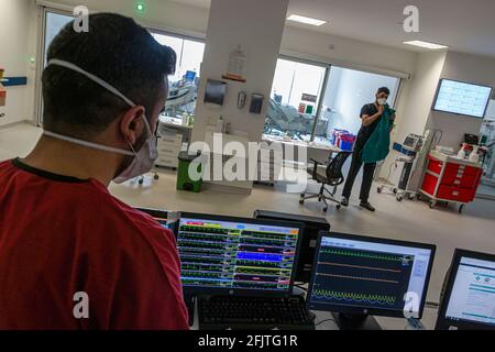 Ankara, Turchia. 26 Apr 2021. Un operatore sanitario monitora i dati dei pazienti COVID-19 su uno schermo del computer dell'unità di terapia intensiva. Gli operatori sanitari che lavorano all'Ankara City Hospital stanno lottando con la malattia nell'unità di terapia intensiva riservata a COVID-19. La Turchia ha finora confermato 4,629,969 casi di Coronavirus con 4,073,644 casi recuperati. Credit: SOPA Images Limited/Alamy Live News Foto Stock