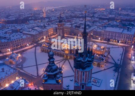 Torri e guglie della Basilica di Santa Maria Chiesa gotica a Cracovia Polonia piazza principale della città vecchia in inverno. Foto Stock