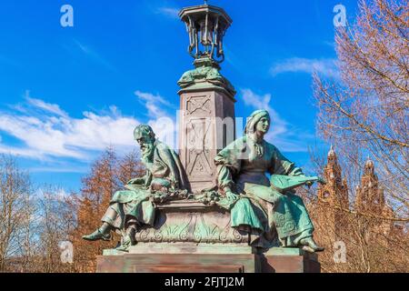 Statue che rappresentano Filosofia e ispirazione sul ponte Kelvin fuori dal museo Kelvingrove e dalla galleria d'arte, Glasgow, Scozia, Regno Unito Foto Stock