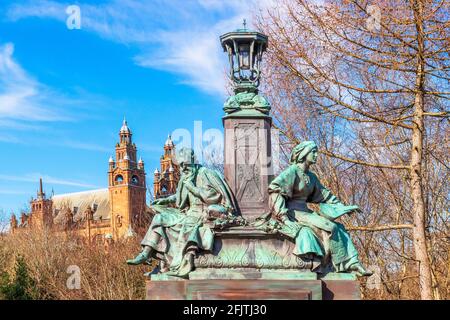 Statue che rappresentano Filosofia e ispirazione sul ponte Kelvin fuori dal museo Kelvingrove e dalla galleria d'arte, Glasgow, Scozia, Regno Unito Foto Stock