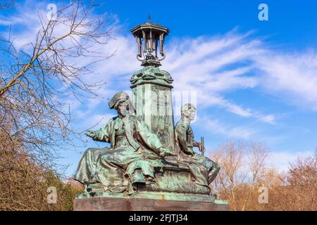 Statue che rappresentano la Pace e la Guerra sul ponte Kelvin fuori dal museo Kelvingrove e dalla galleria d'arte, Glasgow, Scozia, Regno Unito Foto Stock