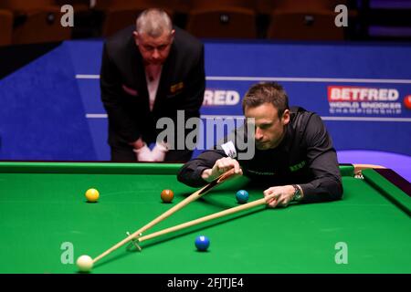 David Gilbert dell'Inghilterra gioca un colpo durante il giorno 10 dei Campionati Mondiali di Snooker di Betfred 2021 al Crucible, Sheffield. Data immagine: Lunedì 26 aprile 2021. Foto Stock
