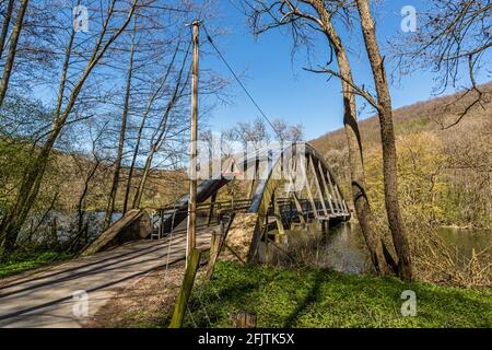 Il ponte a staffa sul fiume Rur è tenuto da un arco di legno vicino a Nideggen, Germania Foto Stock