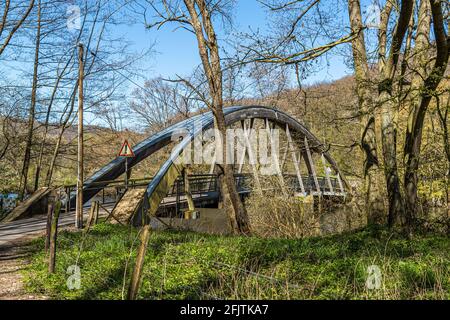 Il ponte a staffa sul fiume Rur è tenuto da un arco di legno vicino a Nideggen, Germania Foto Stock