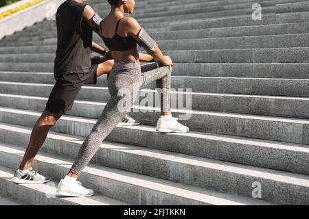 Allenamento attivo. Black sport Couple Training sugli Outdoors Urban Steps Foto Stock