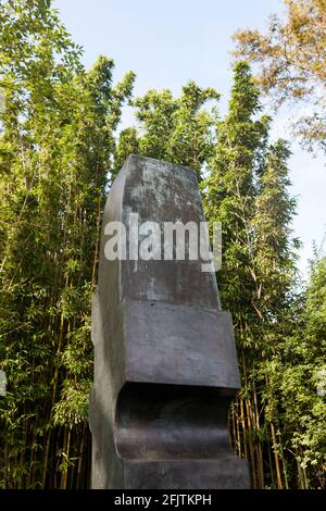 Scultura in bronzo alta prima di uno stand più alto di bambù: Conversazione con pietre magiche (1973), Barbara Hepworth scultura Giardino, St. Ives, Cornovaglia, Regno Unito Foto Stock