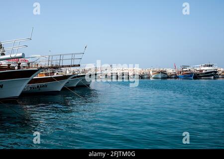 Molti yacht e barche nel porto. Navi sul molo nel porto. Viaggi in mare. Yacht bianchi da diporto. Kemer, Turchia - 07.07.2020 Foto Stock