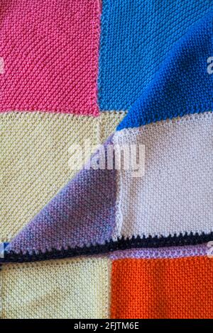 quadrati a maglia cuciti insieme per creare una coperta, primo piano dettaglio di quadrati in coperta a maglia Foto Stock