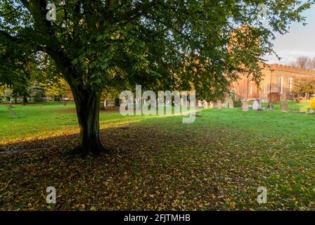 Il cortile della chiesa di St Mary, Staines-upon-Thames, Regno Unito, in autunno. Foto Stock