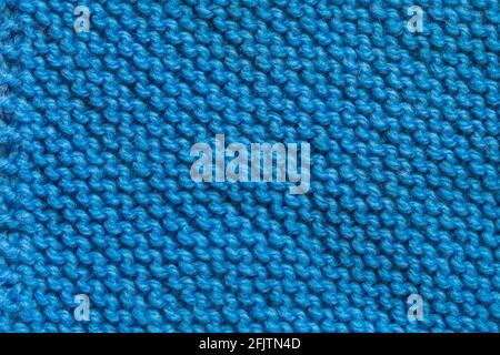 primo piano dettaglio del quadrato lavorato a maglia blu turchese per cucire insieme per fare una coperta Foto Stock