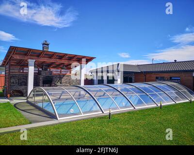 piscina coperta di vetro con piscina coperta d'acqua. Foto Stock