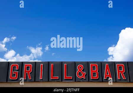 Un ristorante grill e bar in disuso su una strada. Foto Stock