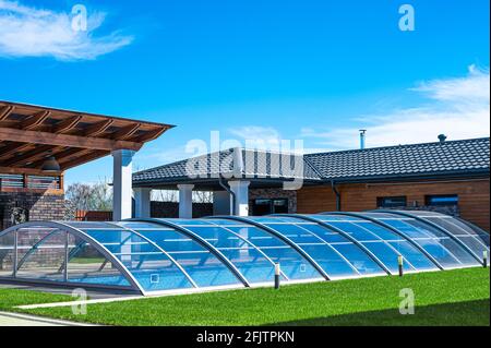 piscina coperta di vetro con piscina coperta d'acqua. Foto Stock