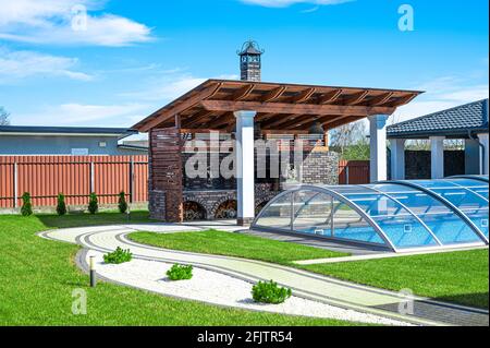 piscina coperta di vetro con piscina coperta d'acqua. Foto Stock