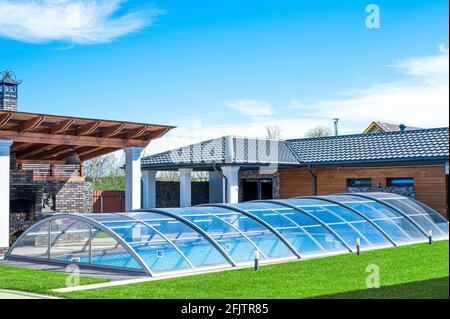 piscina coperta di vetro con piscina coperta d'acqua. Foto Stock