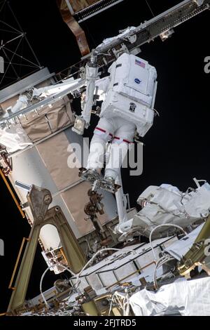 Il 5 marzo 2021, mostra l'astronauta della NASA Kate Rubins durante una passeggiata spaziale per installare i kit di modifica dell'array solare per preparare la Stazione spaziale Internazionale Foto Stock